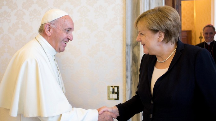 Pápež František a Angela Merkelová.