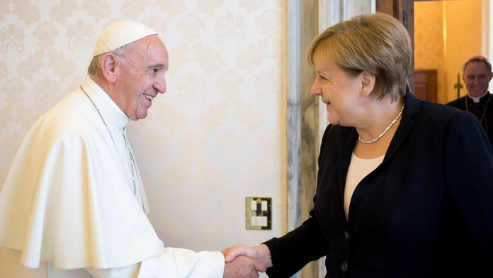 Pápež František a Angela Merkelová.