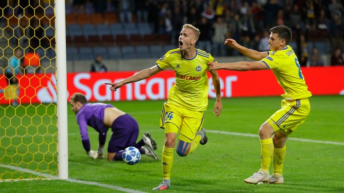 Hráč BATE Jasse Tuominen (vľavo) oslavuje úvodný gól do bránky PSV.