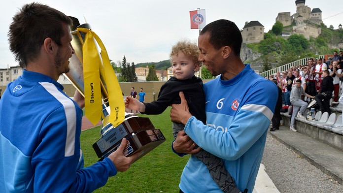  Peter Kleščík (vľavo) ukazuje pohár zo Slovnaft cupu Ryanovi Koolwijkovi s dieťatom.