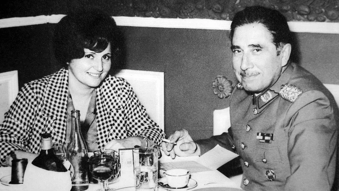 Diktátor Augusto Pinochet s manželkou Lucíou na archívnej snímke z roku 1973.
