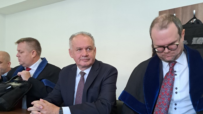 Na snímke vľavo obhajca Patrik Benčík, uprostred Andrej Kiska a vpravo obhajca Peter Kubina.