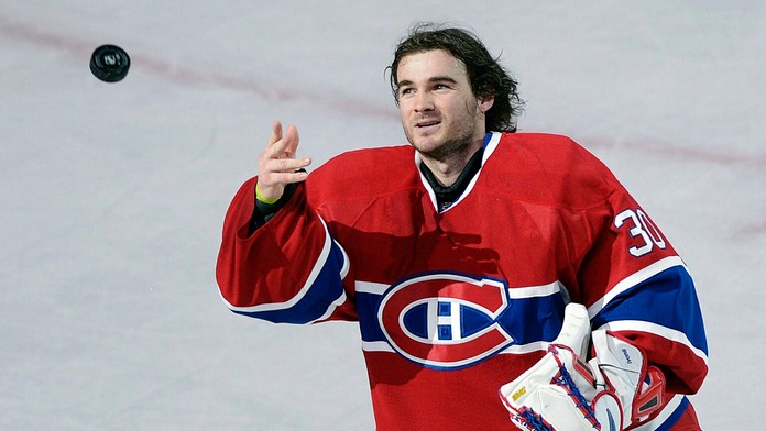 Slovenský brankár Peter Budaj z Montrealu Canadiens hádže puk fanúšikom po víťazstve 3:0 nad Carolinou Hurricanes. (archív 2013)