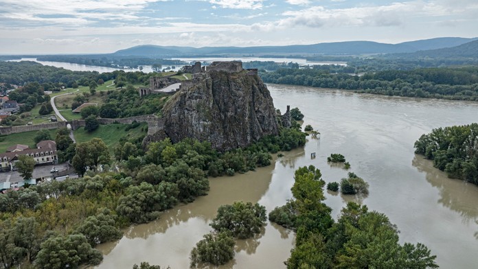 Na snímke z dronu hrad Devín