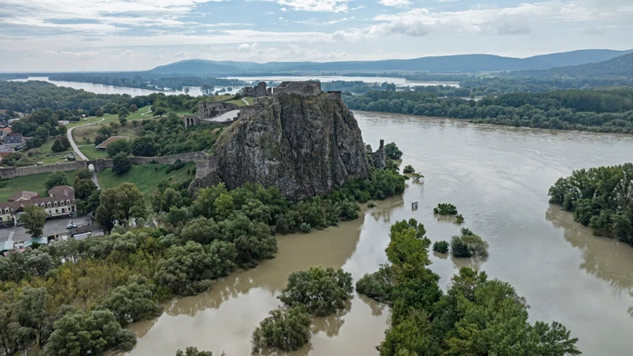 Na snímke z dronu hrad Devín