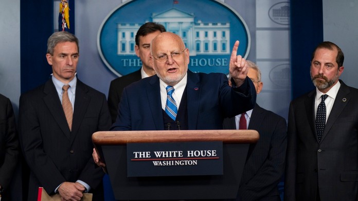 Sprava Erik Černák a Brayden Point z Tampy oslavujú gól proti Anaheimu.