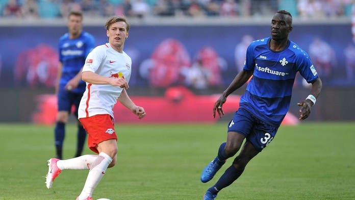 Emil Forsberg (vľavo) v akcii počas zápasu Bundesligy RB Lipsko - Darmstadt.