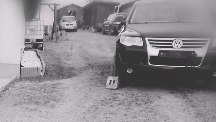 Tragédia pri Žarnovici. Auto vo dvore sa pohlo samé od seba a usmrtilo muža