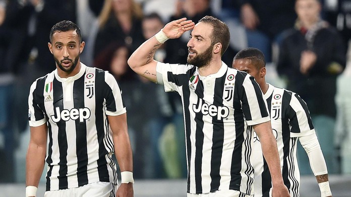 Gonzalo Higuaín (druhý sprava) z Juventusu oslavuje gól v sieti Atalanty.