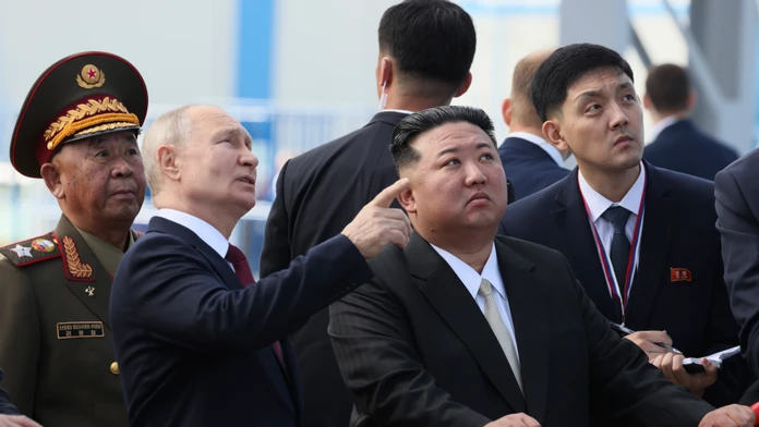 Ruský prezident Vladimir Putin a severokórejský líder Kim Čong-un si prezerajú odpaľovaciu rampu počas ich stretnutia na kozmodróme.