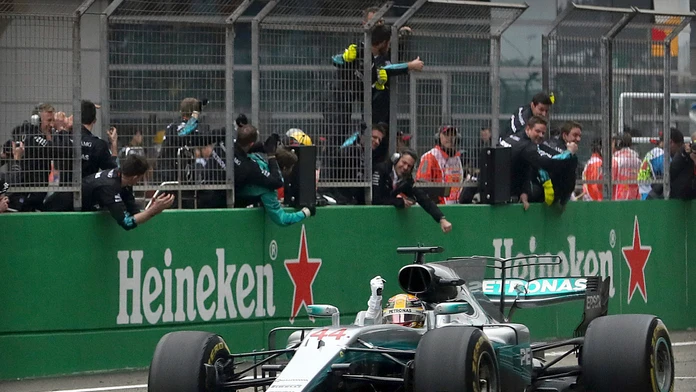 Britský pilot Mercedesu Lewis Hamilton