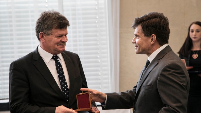Peter Plavčan odovzdáva ocenenie Veľká medaila sv. Gorazda Pavlovi Ondekovi.