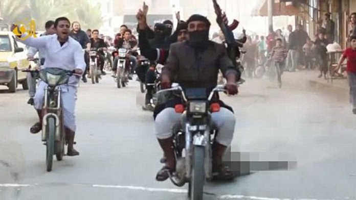 ISIS dokopali sýrskeho väzňa na smrť a jeho mŕtve telo vliekli ulicami mesta.