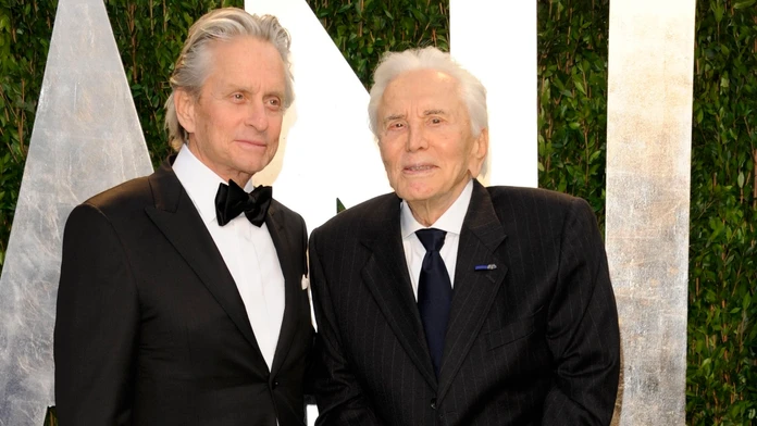 Michael Douglas (vľavo) a jeho otec Kirk Douglas prichádzajú na oscarový večierok Vanity Fair Oscar. (archív 2012)