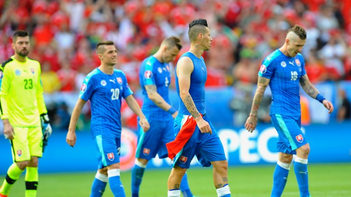 Sklamaní slovenskí hráči po prehre s Walesom v ich úvodnom zápase na ME vo Francúzsku.