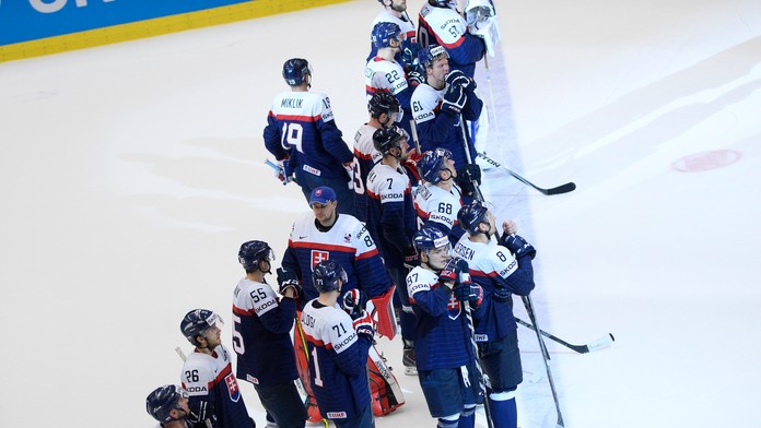 Smutní slovenskí hokejisti pri záverečnom oceňovaní najlepších hráčov zápasu.
