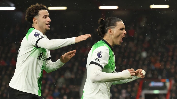 Liverpool v Anglicku vládne pevnou rukou, rozdrvil aj nevyspytateľnú Chelsea. Tottenham sa vytrápil