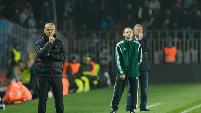 Tréner Sparty Praha Vítězslav Lavička (vľavo) a tréner Slovana Jozef Chovanec (vpravo) počás zápasu EL Sparta - Slova.