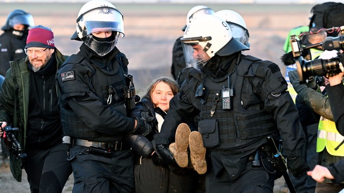Policajti vyniesli z obce Lützerath klimatickú aktivistku Gretu Thunbergovú počas protestu proti rozšíreniu bane.