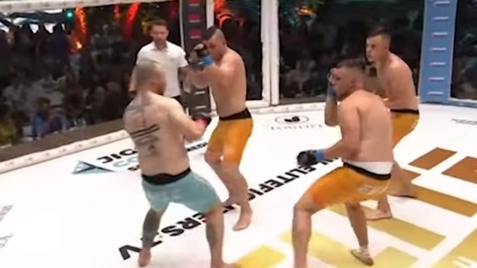 MMA bojovník si trúfol na troch súperov naraz.