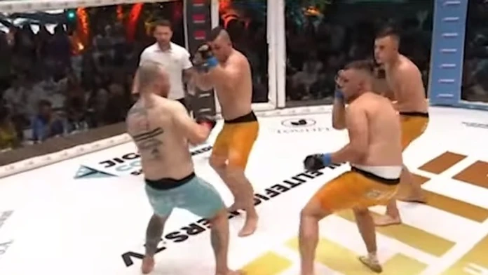 MMA bojovník si trúfol na troch súperov naraz.