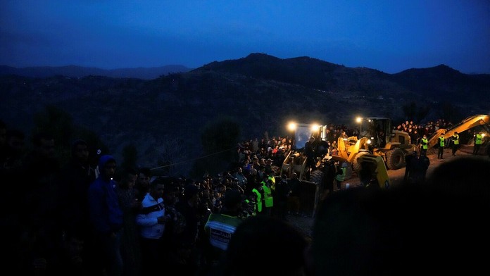 Stovky ľudí sledovali záchrannú akciu priamo na mieste.