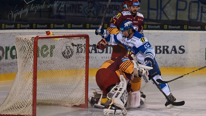 V strede Matúš Paločko (Poprad), brankár Jan Cháber (Trenčín) a Denis Rehák (Trenčín)