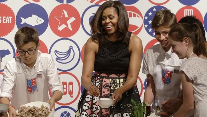 Prvá dáma USA Michelle Obamová (uprostred) varí s talianskymi a americkými stredoškolskými študentmi v americkej reštaurácii Jam
