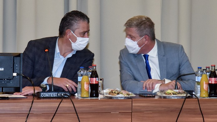 Predseda Ústredného krízového štábu a minister vnútra Roman Mikulec a minister zdravotníctva Vladimír Lengvarský.