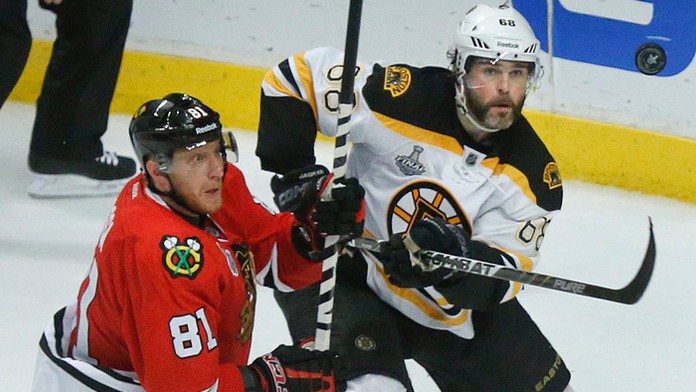 Útočník Blackhawks Marián Hossa a Jaromír Jágr na archívnej snímke.