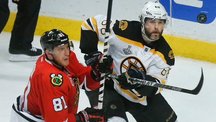 Útočník Blackhawks Marián Hossa a Jaromír Jágr na archívnej snímke.