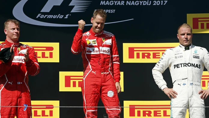 Nemecký pilot F1 zo stajne Ferrari Sebastian Vettel (v strede).