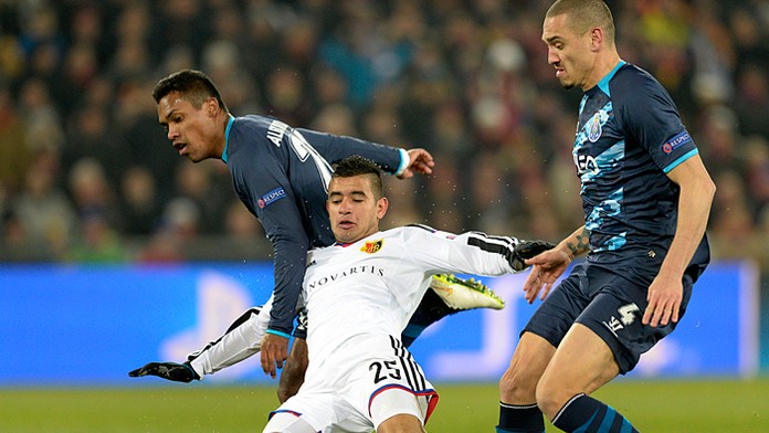  Hráč Bazileja Derlis Gonzales (v strede) dáva gól tiesnený hráčmi Porta Alexom Sandrom (vľavo) a Maiconom (vpravo).