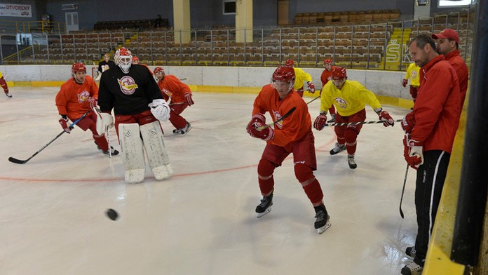 Hokejisti Dukly Trenčín počas prvého dňa prípravy na ľade.