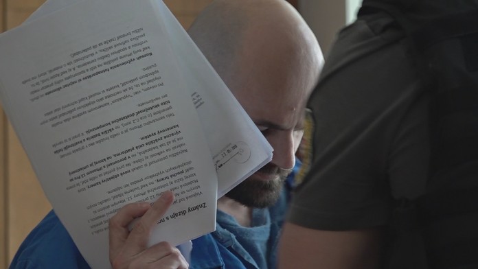 Muž, ktorý na zábave v Horovciach zabil dvoch chlapcov, na súde prvýkrát ukázal svoju tvár