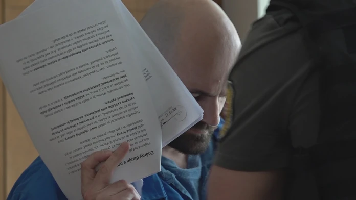 Muž, ktorý na zábave v Horovciach zabil dvoch chlapcov, na súde prvýkrát ukázal svoju tvár