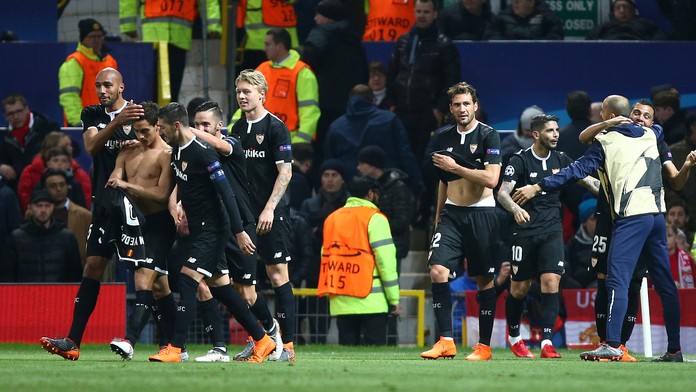 Nadšenie hráčov FC Sevilla po góle v odvete osemfinále LM na pôde Manchestru United.