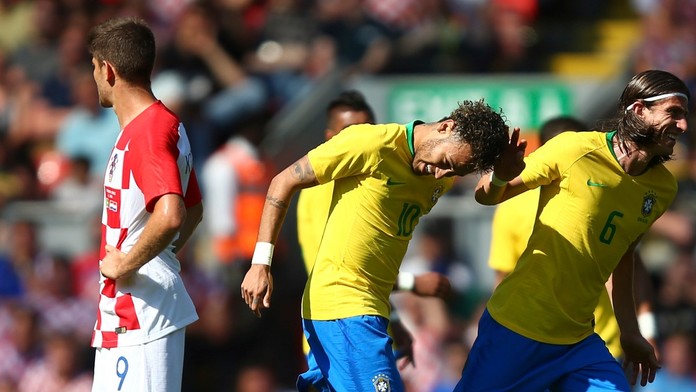 Neymar sa raduje po svojom góle so spoluhráčom Felipe Luisom.