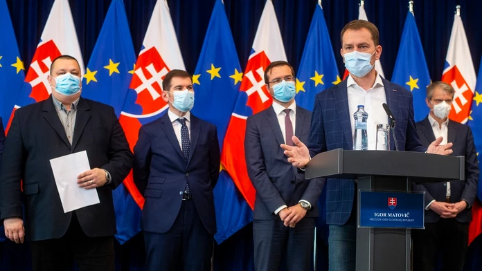 Zdravotnícky personál oddelenia intenzívnej starostlivosti kliniky Casalpalocco COVID-19 trpí rovnako ako pacienti.