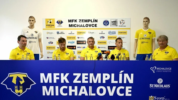 Zľava marketingový riaditeľ Michaloviec Július Kmec, Juraj Kotula, tréner Miroslav Nemec, Igor Žofčák a predseda predstavenstva 