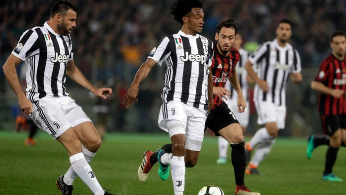 Druhý zľava hráč Juventusu Juan Cuadrado, naľavo hráč Milána Andrea Barzagli vo finále Talianskeho pohára.