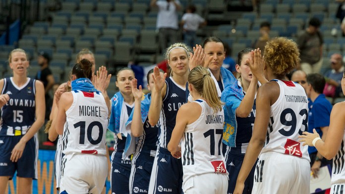 Na snímke slovenské a francúzske basketbalistky si podávajú ruky po skončení štvrťfinálového zápasu ME.