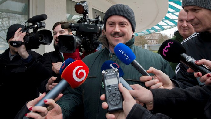 Na snímke predseda Ľudovej strany Naše Slovensko Marián Kotleba pred televíznou debatou v TV Markíza.