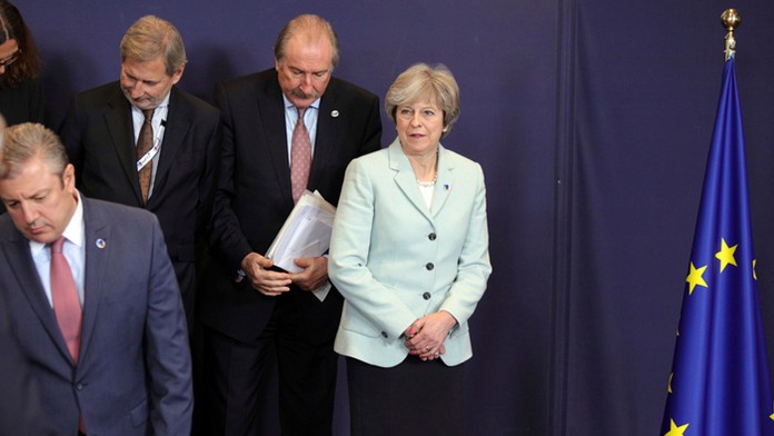 Rozhodca spieval hymnu.