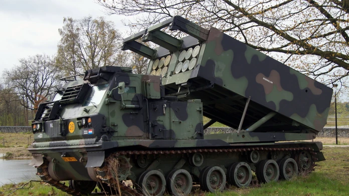 Veľká vzpruha pre Kyjev. Prvé samohybné salvové raketomety M270 už sú na Ukrajine