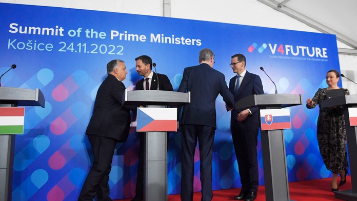 Na snímke zľava maďarský premiér Viktor Orbán, slovenský premiér Eduard Heger, český premiér Petr Fiala a poľský premiér Mateusz Morawiecki.
