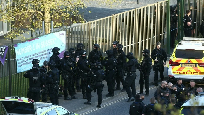 Útok mladíka na škole vo Veľkej Británii