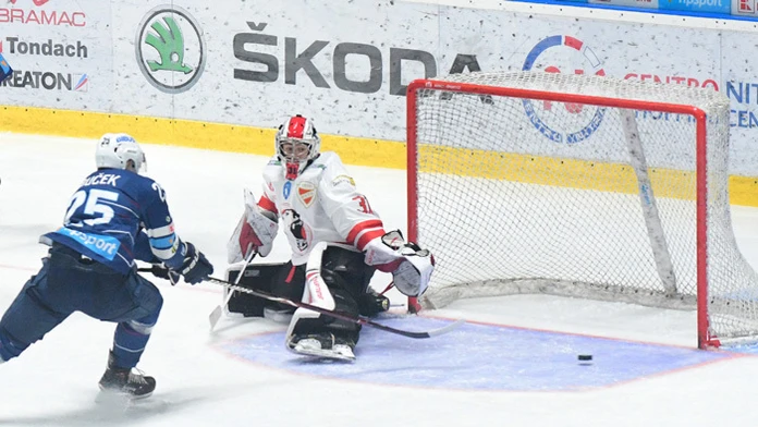 Samuel Buček (Nitra) a brankár Attila Adorján (Miškovec).