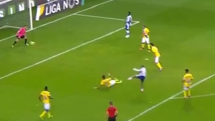 Yacine Brahimi strieľa gól brankárovi Aroucy.