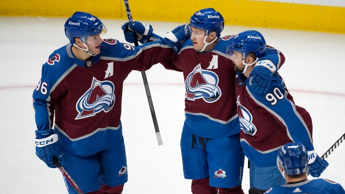 Tomáš Tatar sa teší so spoluhráčmi po strelení gólu.